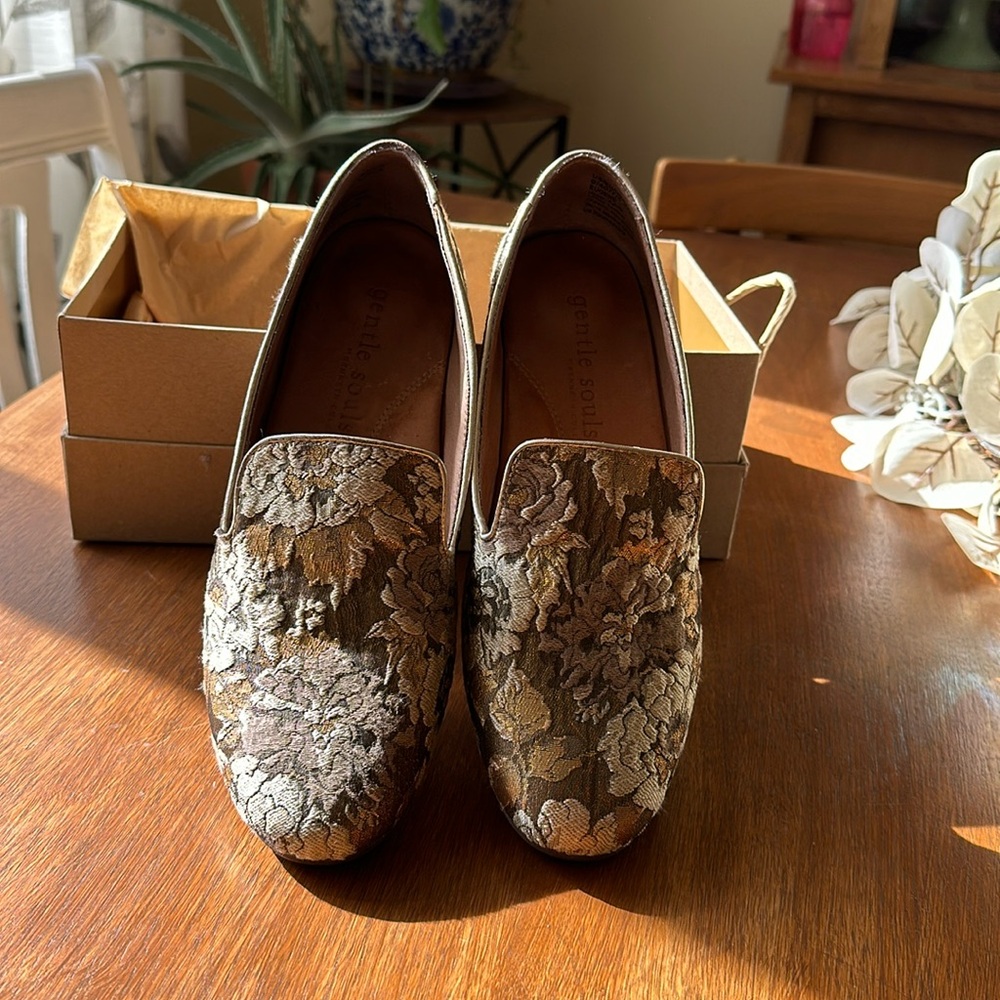 Gentle soul by Kenneth Cole - these are beautiful tapestry flats